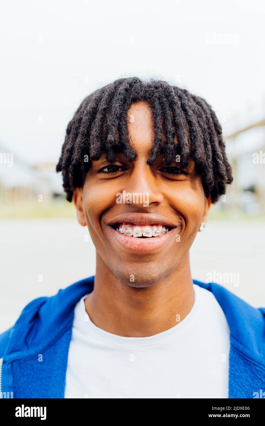 Glücklicher junger Mann mit Zahnspangen Stockfoto