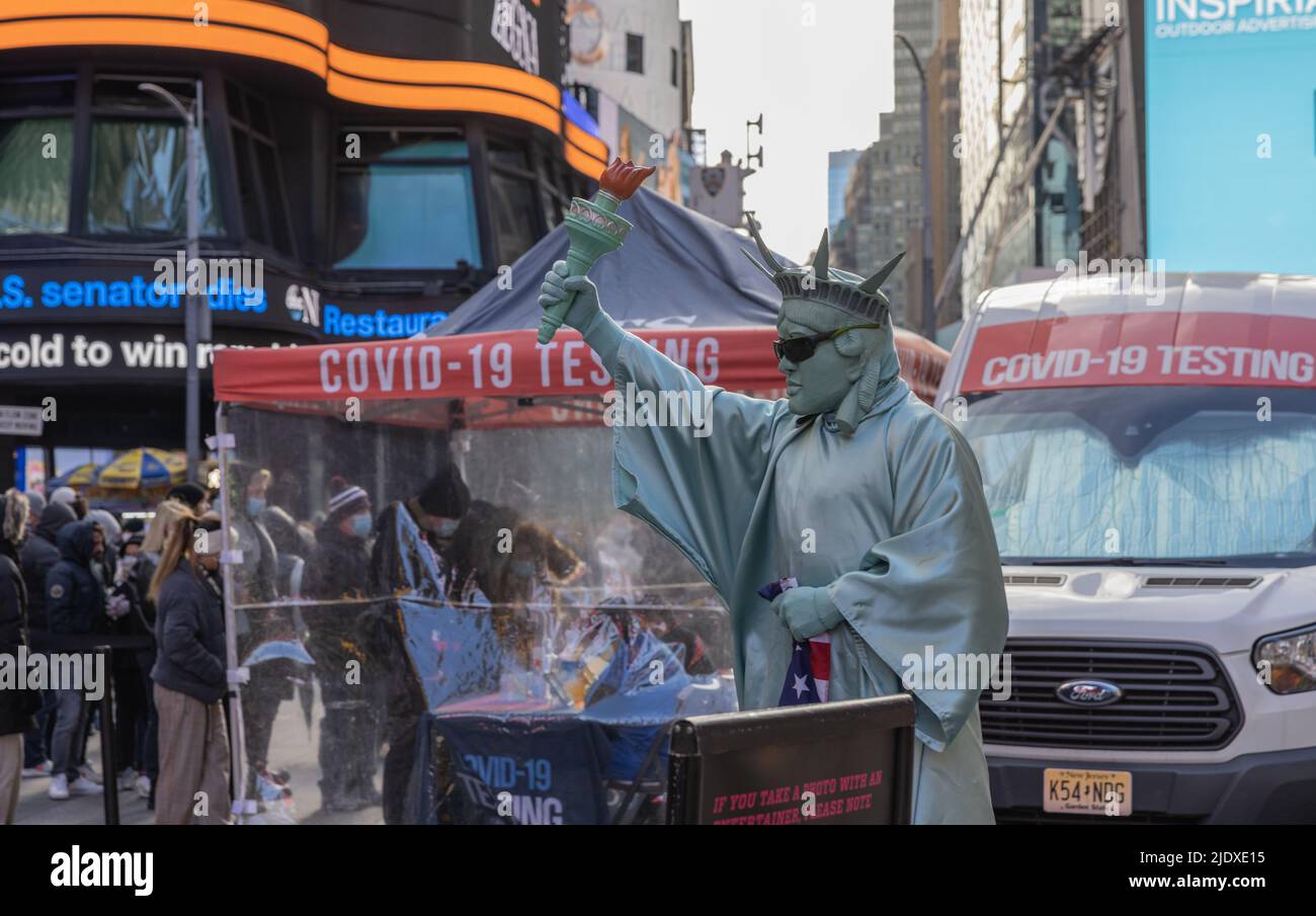 NEW YORK, NY – 19. Dezember 2021: Ein Entertainer tritt in der Nähe eines COVID-19-Testplatzes auf dem New Yorker Times Square auf. Stockfoto
