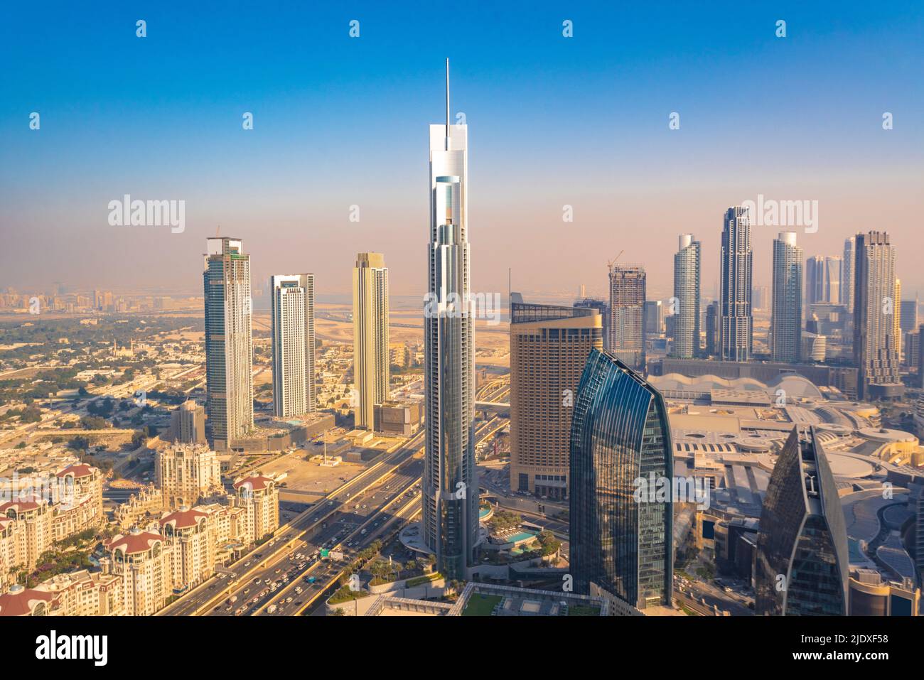 Vereinigte Arabische Emirate, Dubai, Blick auf den Burj Khalifa und das umliegende Stadtbild Stockfoto