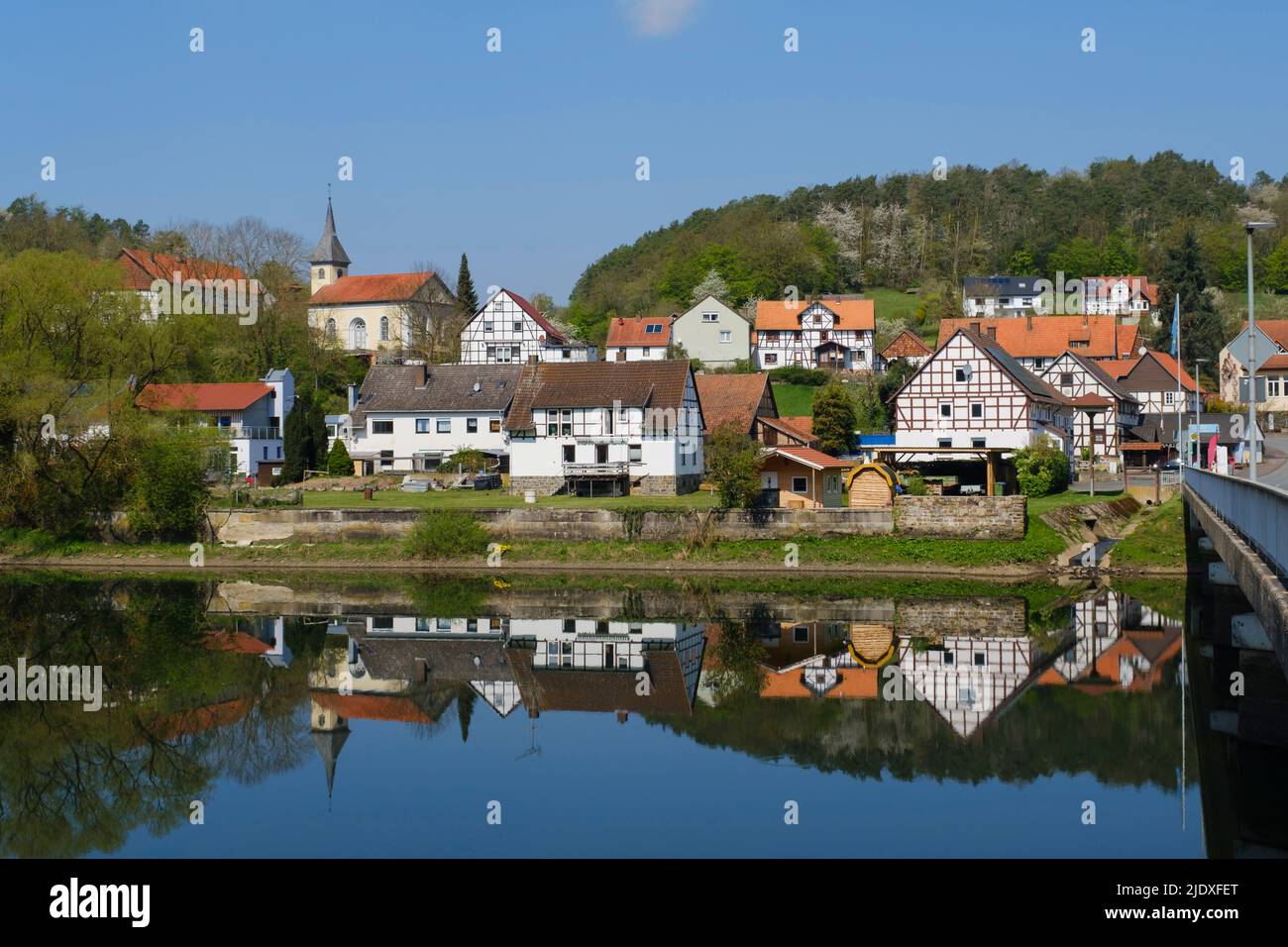 Häuser vor dem Stausee, Edertal, Hessen, Deutschland Stockfoto
