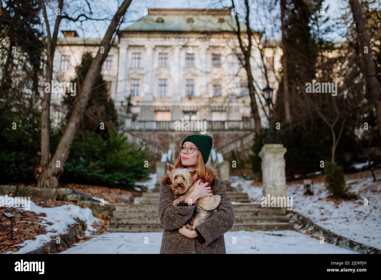 Frau mit Yorkshire Terrier, die vor dem Gebäude steht Stockfoto