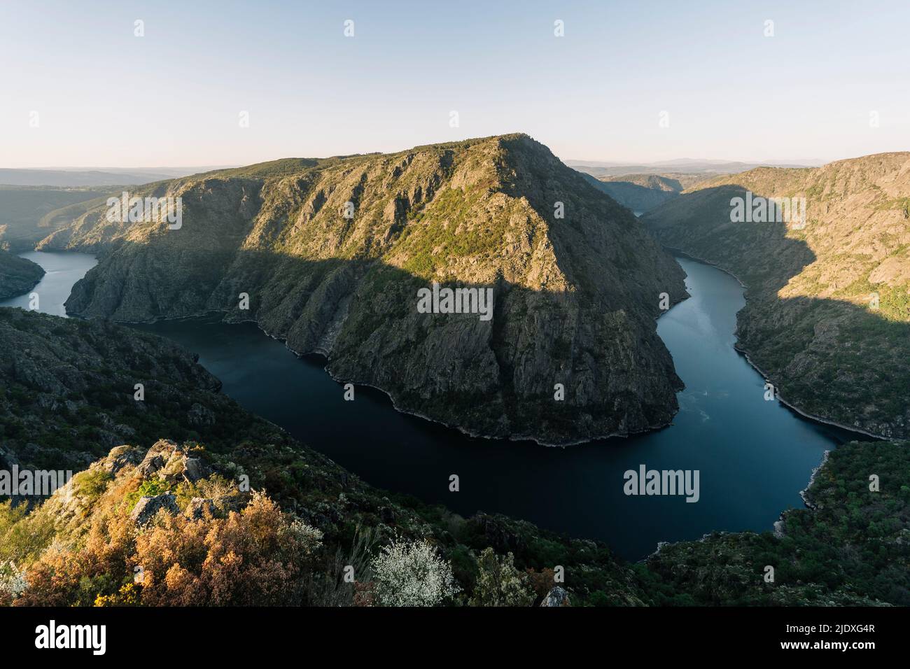 Landschaftlich schöner Blick auf den Fluss Sil inmitten von Bergketten Stockfoto