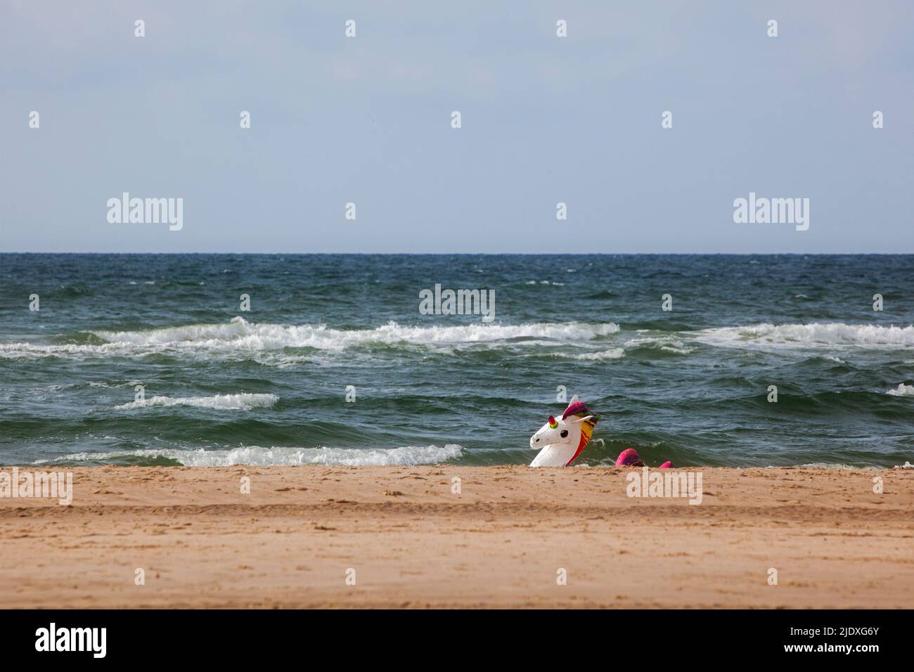Niederlande, Nordholland, Schwimmfloß links am Sandstrand mit klarer Horizonlinie über der Nordsee im Hintergrund Stockfoto