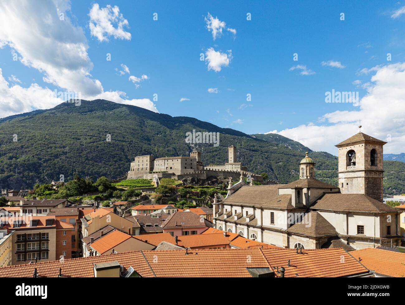 Schweiz, Tessin, Bellinzona, Blick auf die historische Stadt am Fuße der Alpen Stockfoto