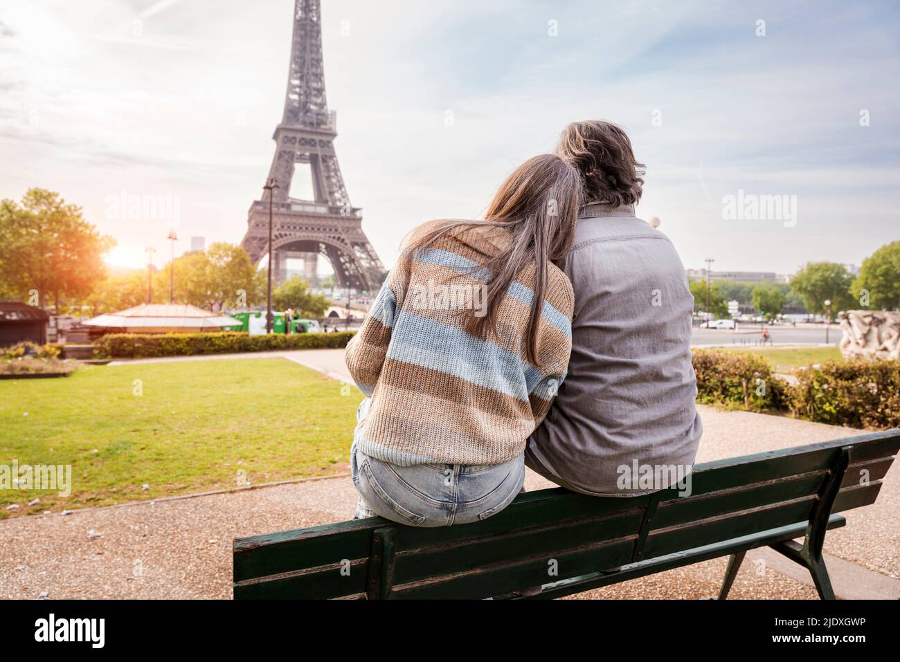 Reifes Paar sitzt zusammen auf der Bank im Park und bewundert den Eiffelturm, Paris, Frankreich Stockfoto