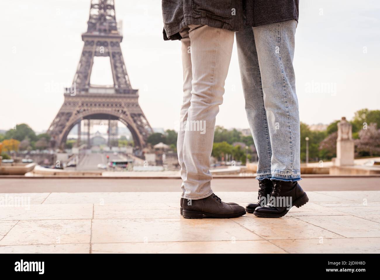 Ehepaar, das vor dem Eiffelturm steht, Paris, Frankreich Stockfoto