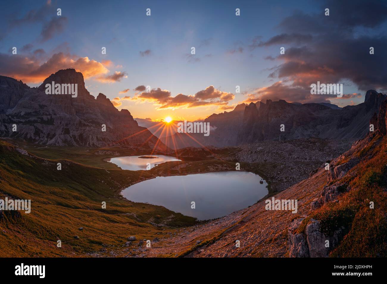 Italien, Südtirol, Blick auf den Laghi dei Piani und den Innichriedlknoten bei Sonnenaufgang Stockfoto