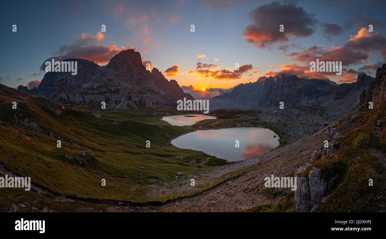 Italien, Südtirol, Blick auf den Laghi dei Piani und den Innichriedlknoten bei Sonnenaufgang Stockfoto