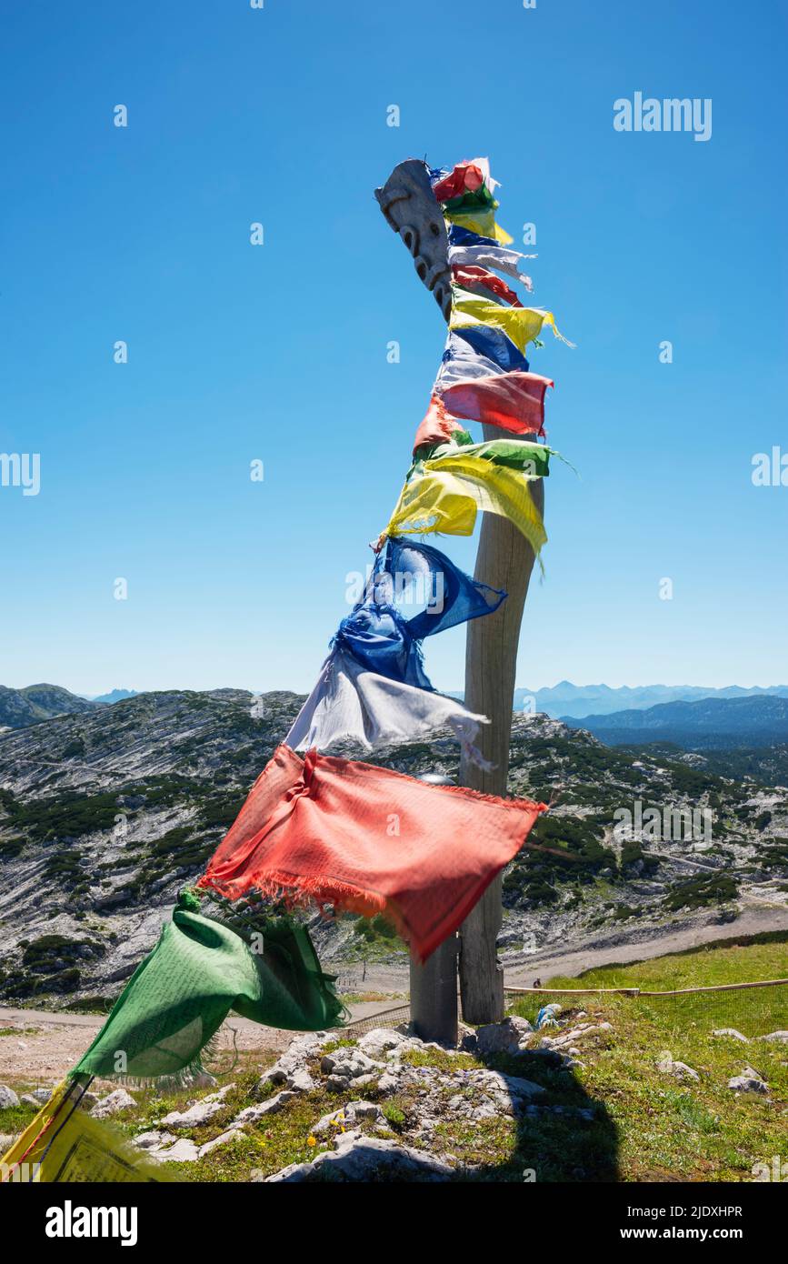 Gebetsfahnen hängen am klaren Himmel mit Bergen im Hintergrund Stockfoto