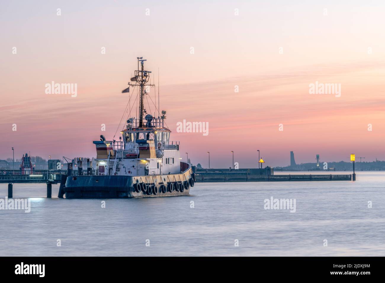 Deutschland, Schleswig-Holstein, Kiel, Schiff im Hafen von Holtenau in der Abenddämmerung festgemacht Stockfoto