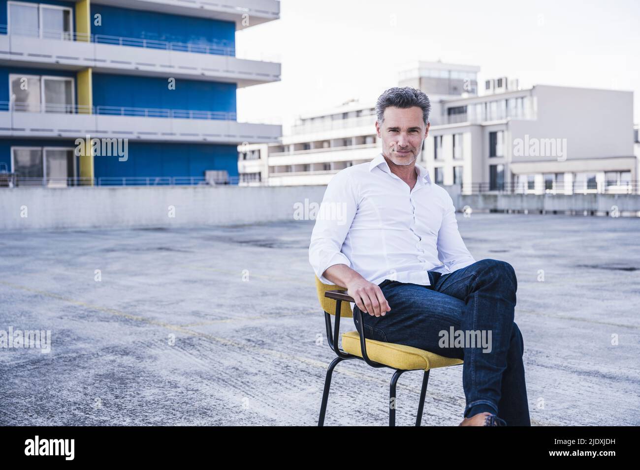 Zuversichtlich Geschäftsmann auf Stuhl sitzend Stockfoto