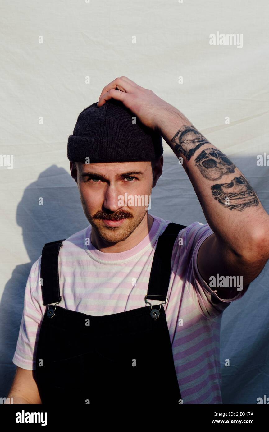 Mann mit Strickmütze vor weißem Hintergrund Stockfoto