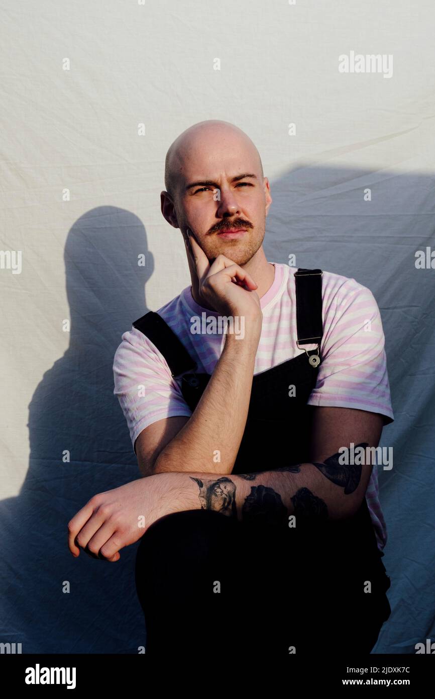 Glatze vor weißem Hintergrund Stockfoto