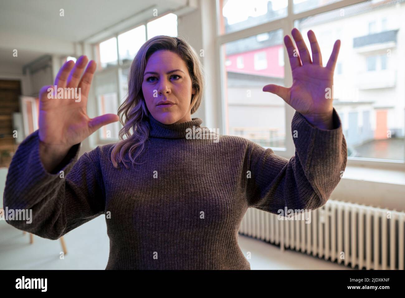 Plus Größe Geschäftsfrau tun Handgesten im Büro Stockfoto