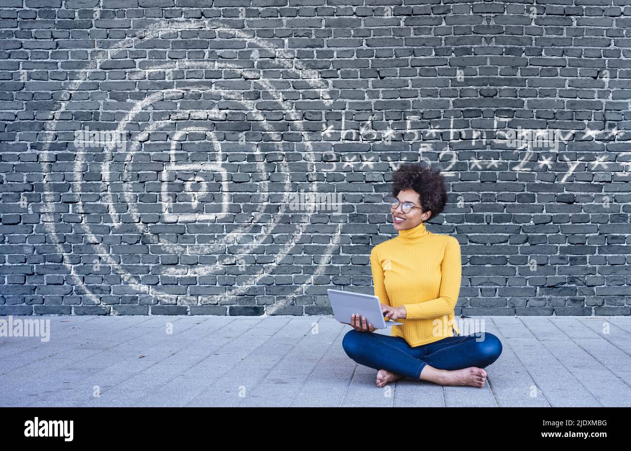 Junge Frau mit Laptop mit sicherer Internetverbindung Stockfoto