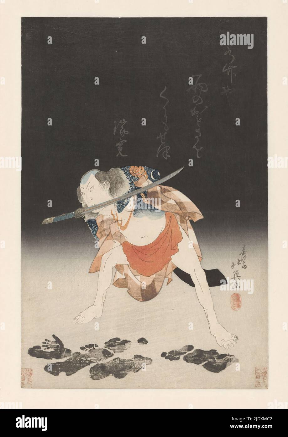 Arashi Rikan II als Danshichi Kurobei, der Schauspieler Arashi Rikan II als Danshichi Kurobei im Stück Natsu matsuri (das Sommerfest). Der tätowierte Danshichi Kurobei, gebogen, ein Schwert zwischen seinen Zähnen, Blick auf Hand und Fußabdrücke auf dem Boden., Druckerei: Shunbaisai Hokuei, (erwähnt auf Objekt), Japan, 1930 - 1935, Papier, Farbholzschnitt, Höhe 386 mm × Breite 259 mm Stockfoto