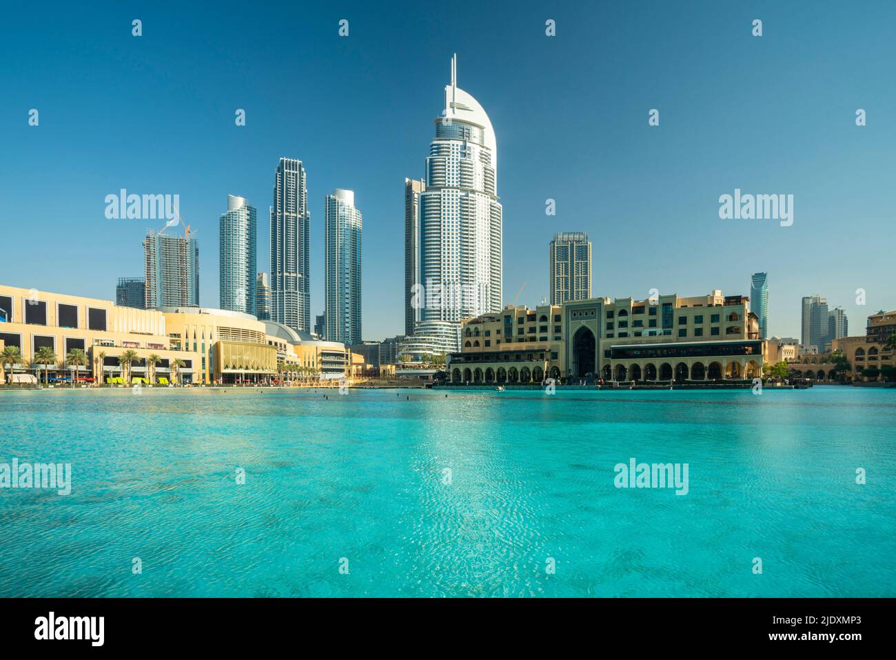 Vereinigte Arabische Emirate, Dubai, Burj Khalifa See im Sommer mit Luxushotels, Einkaufszentren und Wolkenkratzern im Hintergrund Stockfoto