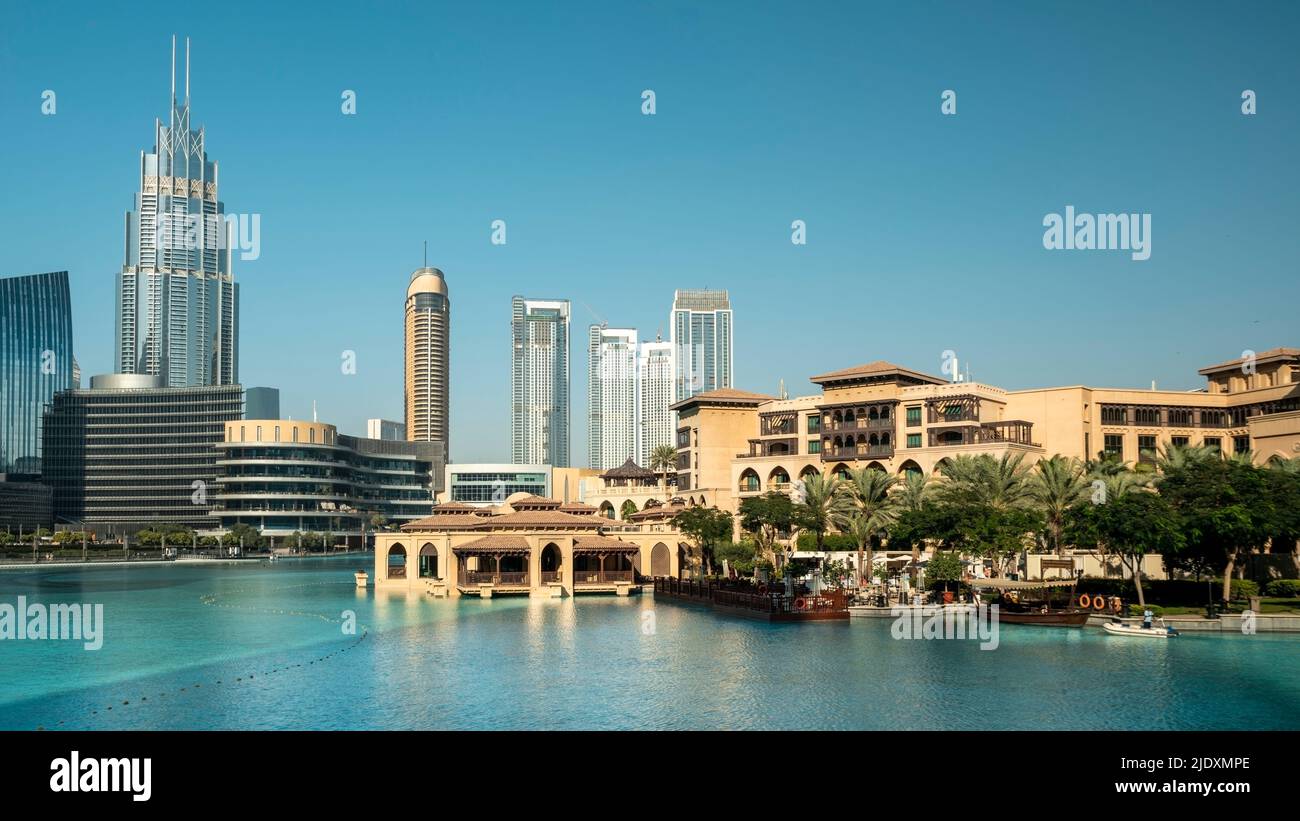 Vereinigte Arabische Emirate, Dubai, Panoramablick auf den Burj Khalifa-See im Sommer mit Luxushotels, Einkaufszentren und Wolkenkratzern im Hintergrund Stockfoto