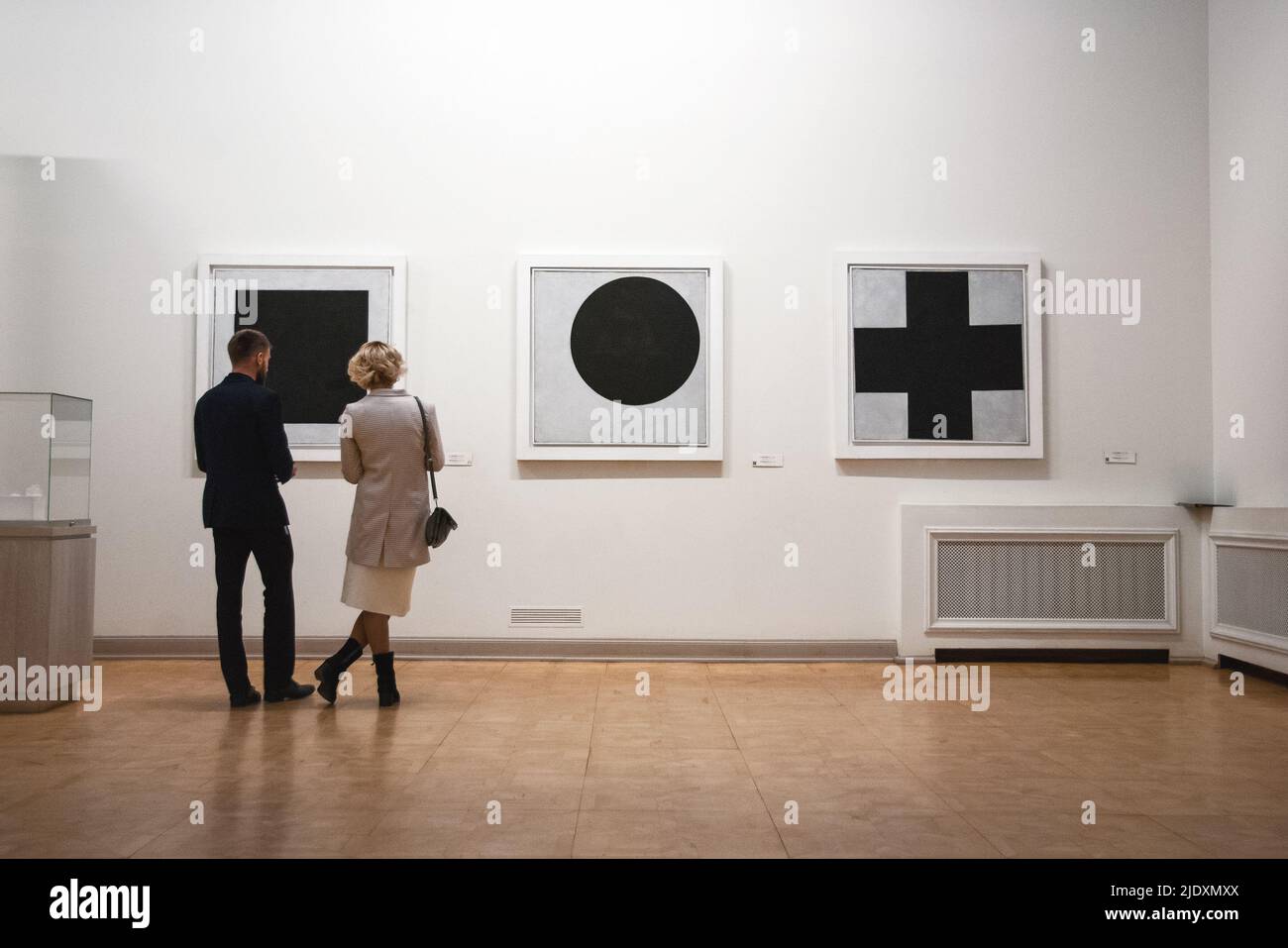 Die Menschen betrachten die Malerei des Schwarzen Quadrats, die Kunst von Kasimir Malewitsch, die im Staatlichen Russischen Museum, St.Petersburg, ausgestellt ist, 22. April 2022 Stockfoto