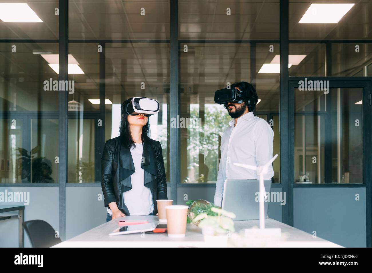 Geschäftskollegen tragen am Arbeitsplatz eine VR-Brille Stockfoto