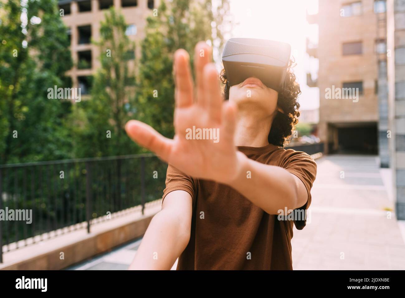 Junge trägt Virtual-Reality-Simulator gestikulieren Stockfoto