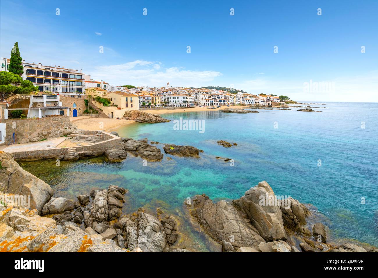 Die felsige Küste, der Sandstrand und das weiß getünchte Fischerdorf Calella de Palafrugell, Spanien, an der spanischen Küste der Costa Brava. Stockfoto