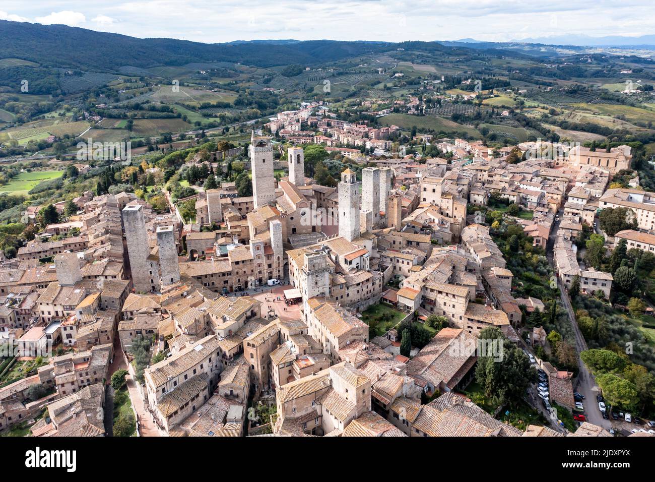 Italien, Toskana, San Gimignano, Hubschrauberrundflug über die historische Stadt im Sommer Stockfoto