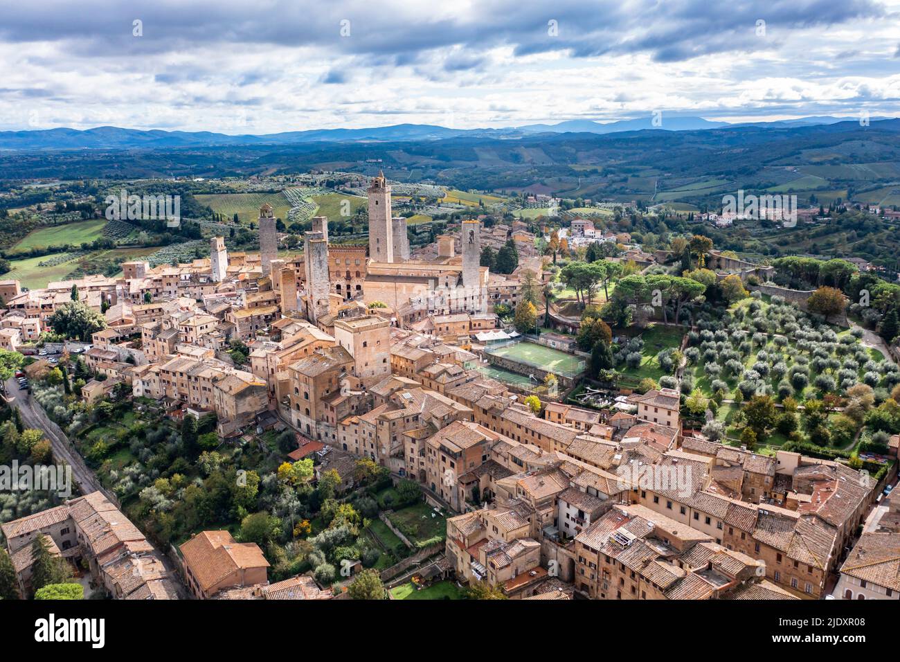 Italien, Toskana, San Gimignano, Hubschrauberrundflug über die historische Stadt im Sommer Stockfoto