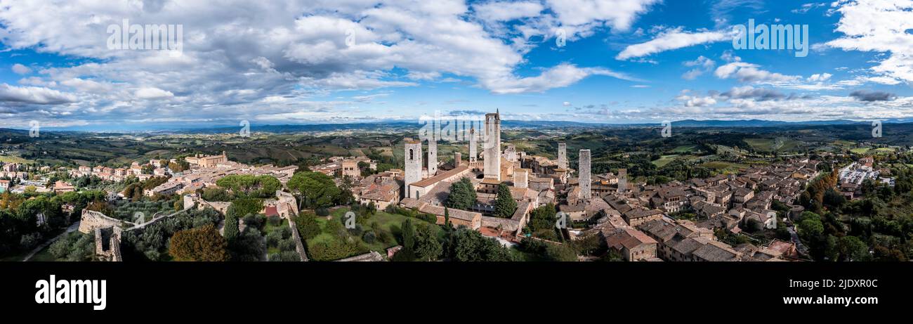 Italien, Toskana, San Gimignano, Hubschrauberrundflug über die historische Stadt im Sommer Stockfoto