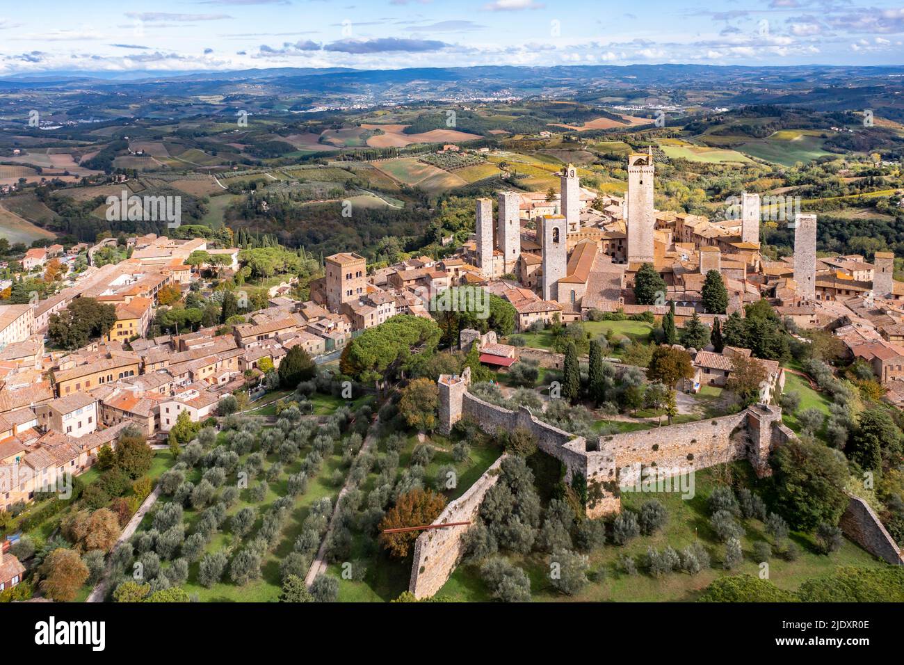 Italien, Toskana, San Gimignano, Hubschrauberrundflug über die historische Stadt im Sommer Stockfoto