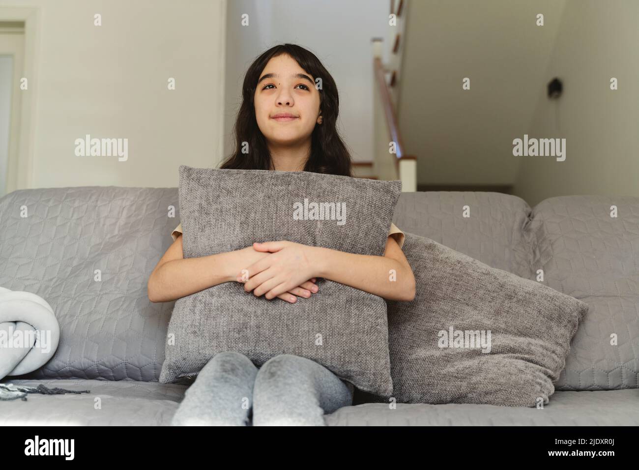 Mädchen Tag träumend auf dem Sofa sitzen Stockfoto