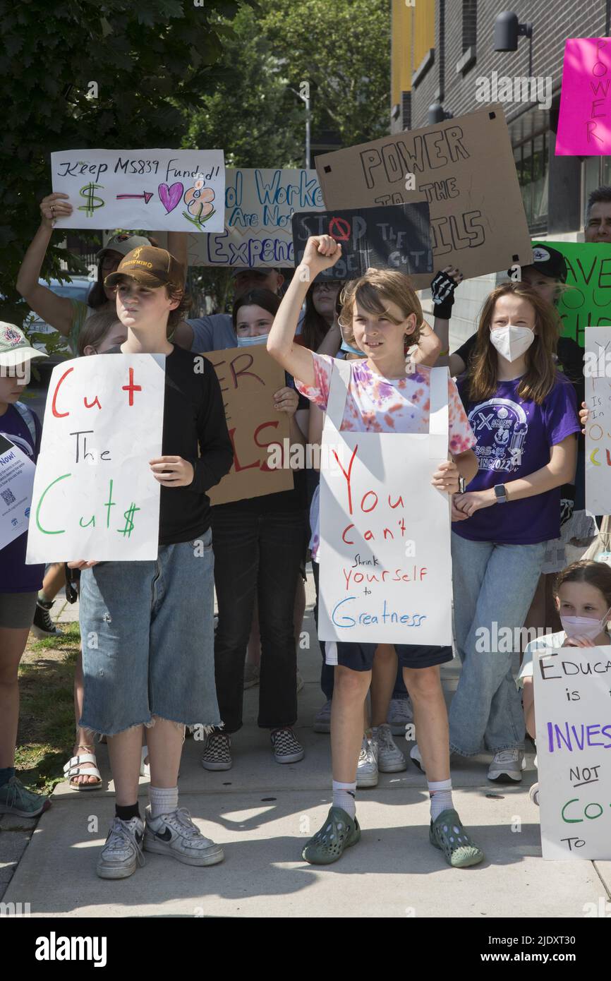 Lehrer, Studenten und Eltern demonstrieren vor einer öffentlichen Schule in Windsor Terrace in Brooklyn gegen neue Schulbudgetkürzungen von Bürgermeister Adams, nachdem sie gerade erst aus der schwierigen Covid-19-Pandemie hervorgegangen sind. Stockfoto