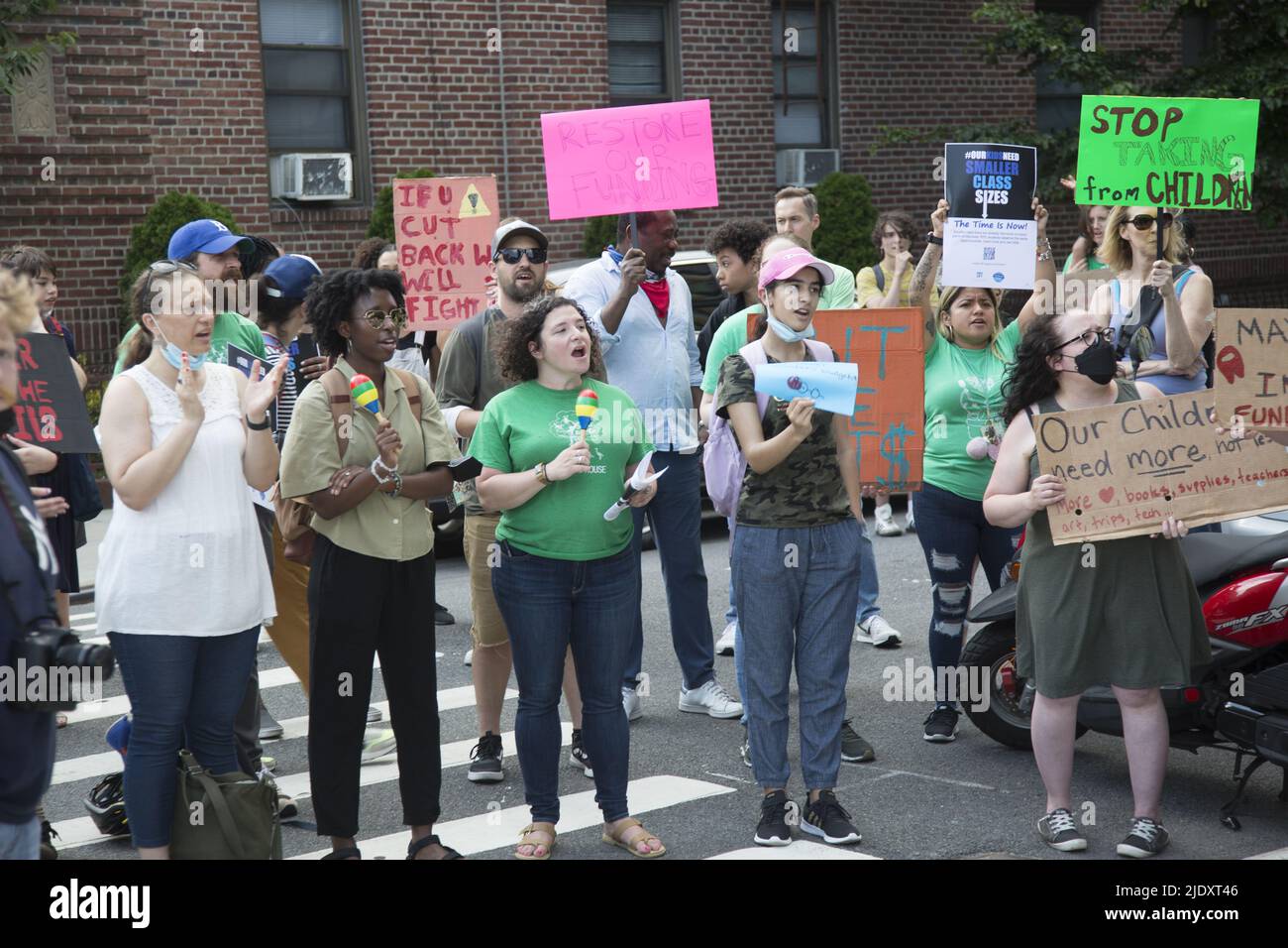 Lehrer, Studenten und Eltern demonstrieren vor einer öffentlichen Schule in Windsor Terrace in Brooklyn gegen neue Schulbudgetkürzungen von Bürgermeister Adams, nachdem sie gerade erst aus der schwierigen Covid-19-Pandemie hervorgegangen sind. Stockfoto