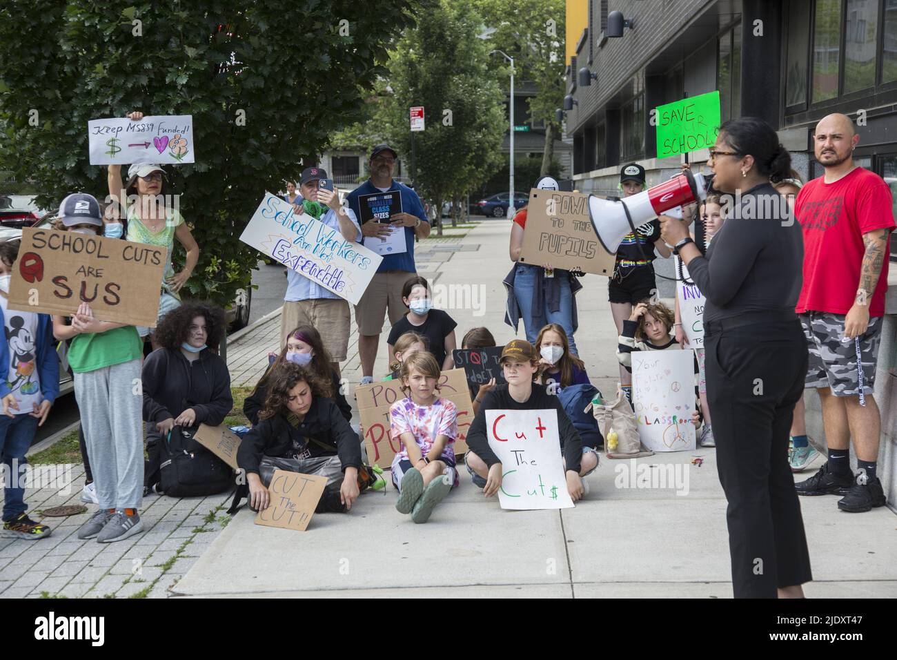 Lehrer, Studenten und Eltern demonstrieren vor einer öffentlichen Schule in Windsor Terrace in Brooklyn gegen neue Schulbudgetkürzungen von Bürgermeister Adams, nachdem sie gerade erst aus der schwierigen Covid-19-Pandemie hervorgegangen sind. Stockfoto