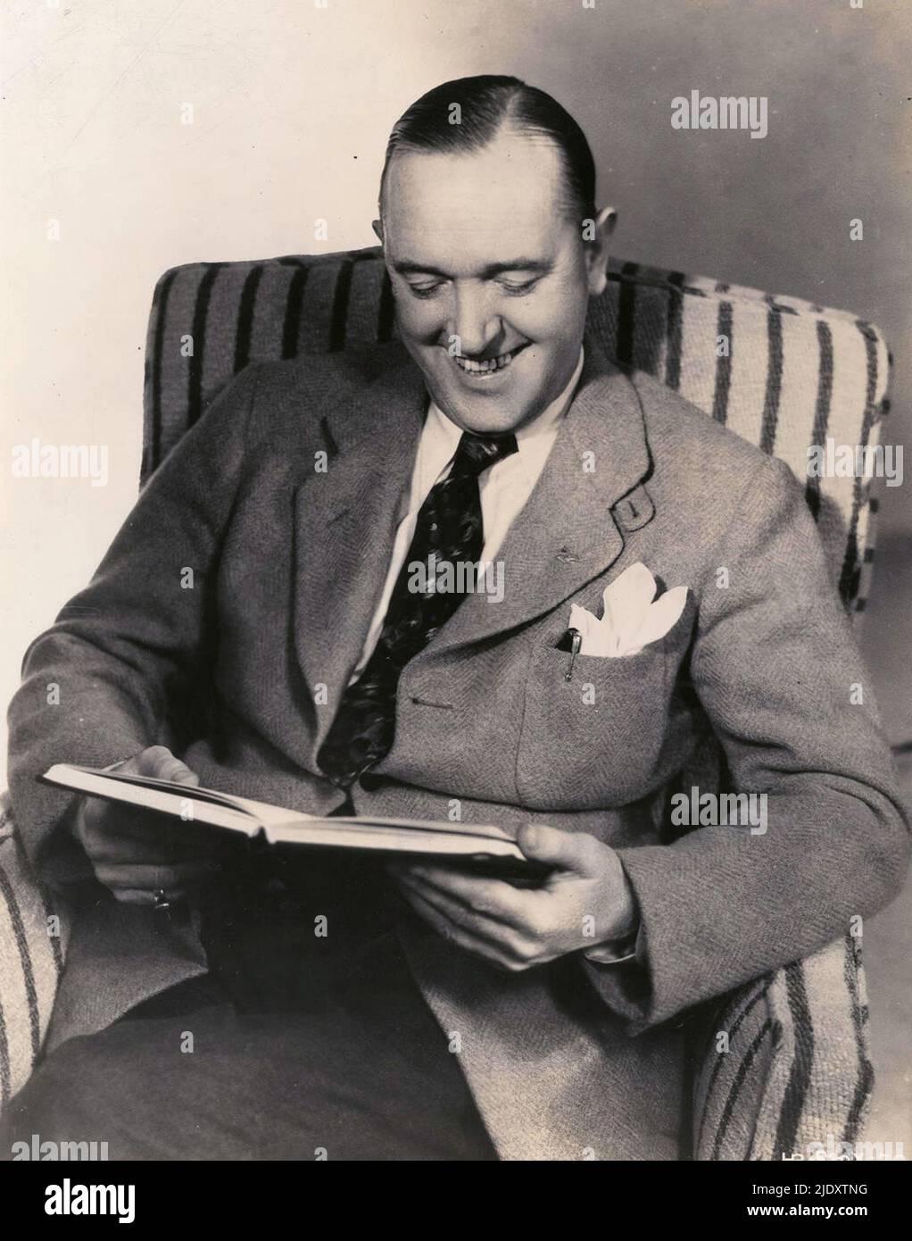 Ein Porträt des Schauspielers Stan Laurel. Die Originalunterschrift