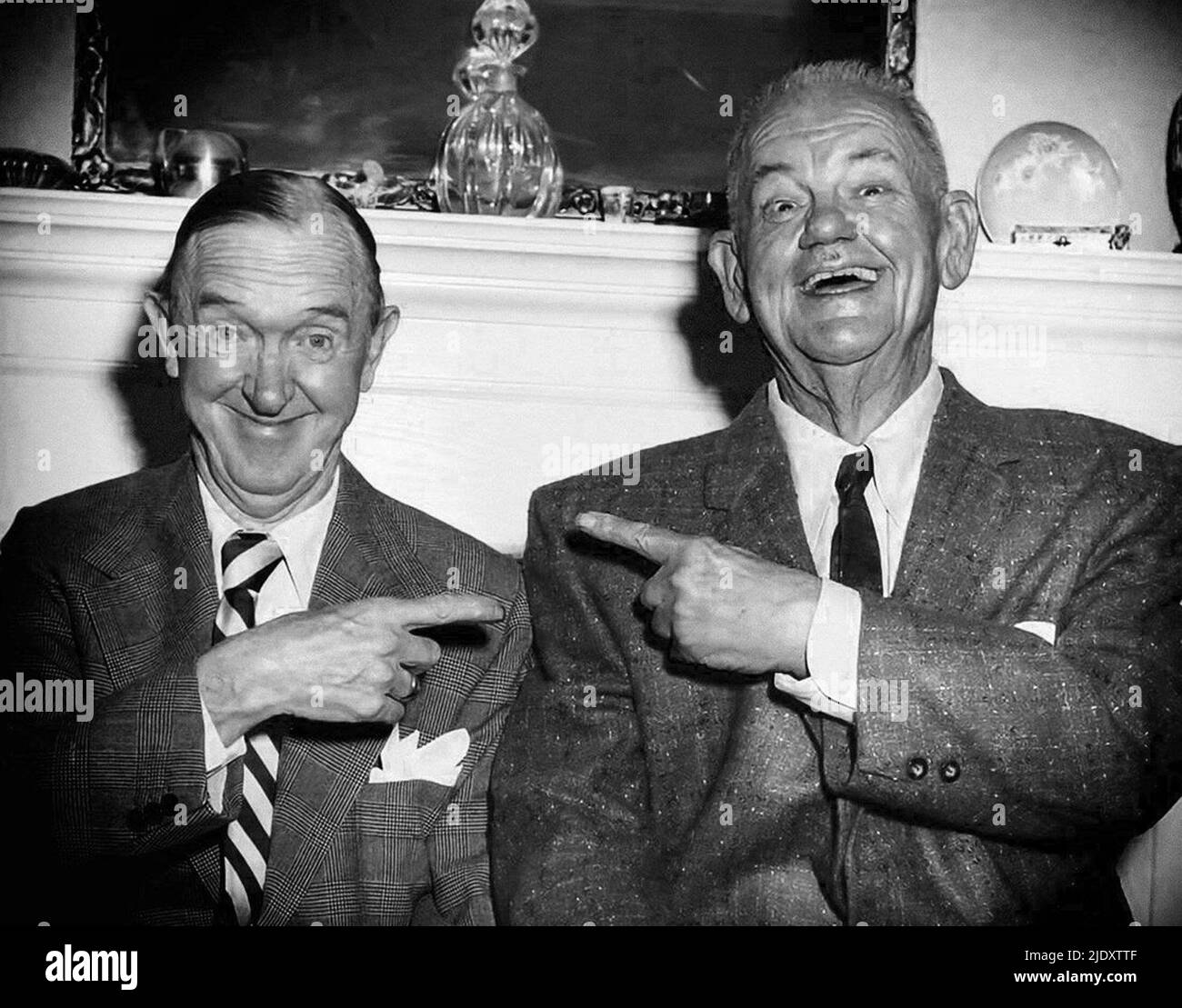 Ein Foto von Laurel und Hardy im Alter. Oliver Hardy (rechts) hat aufgrund des Krebses, gegen den er damals kämpfte, viel Gewicht verloren. Stockfoto