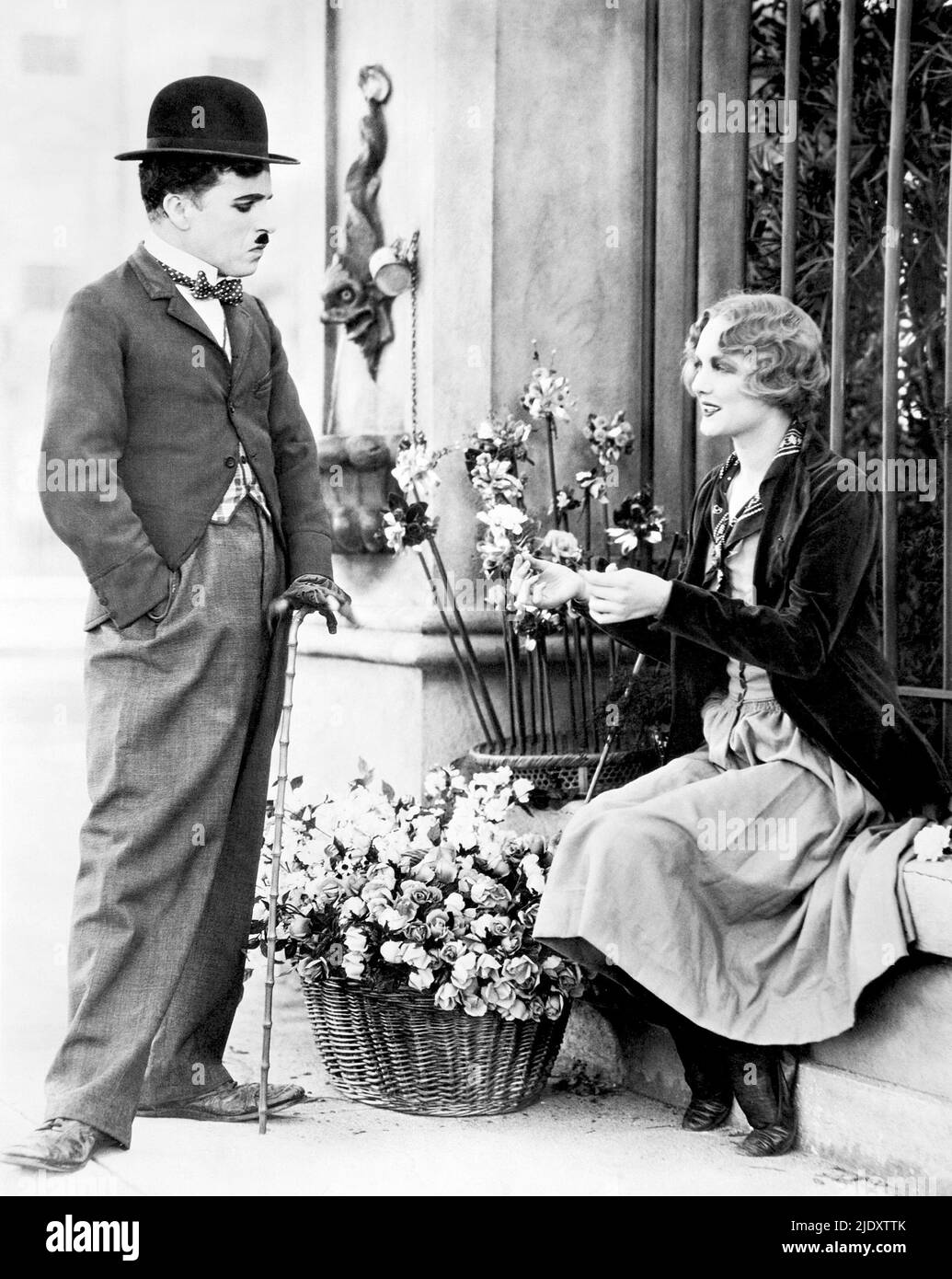 Eine Szene aus dem Charlei Chaplin Film City Lights, in der der Tramp auf das Blind Flower Girl (Virginia Cherrill) trifft und sich verliebt. Stockfoto