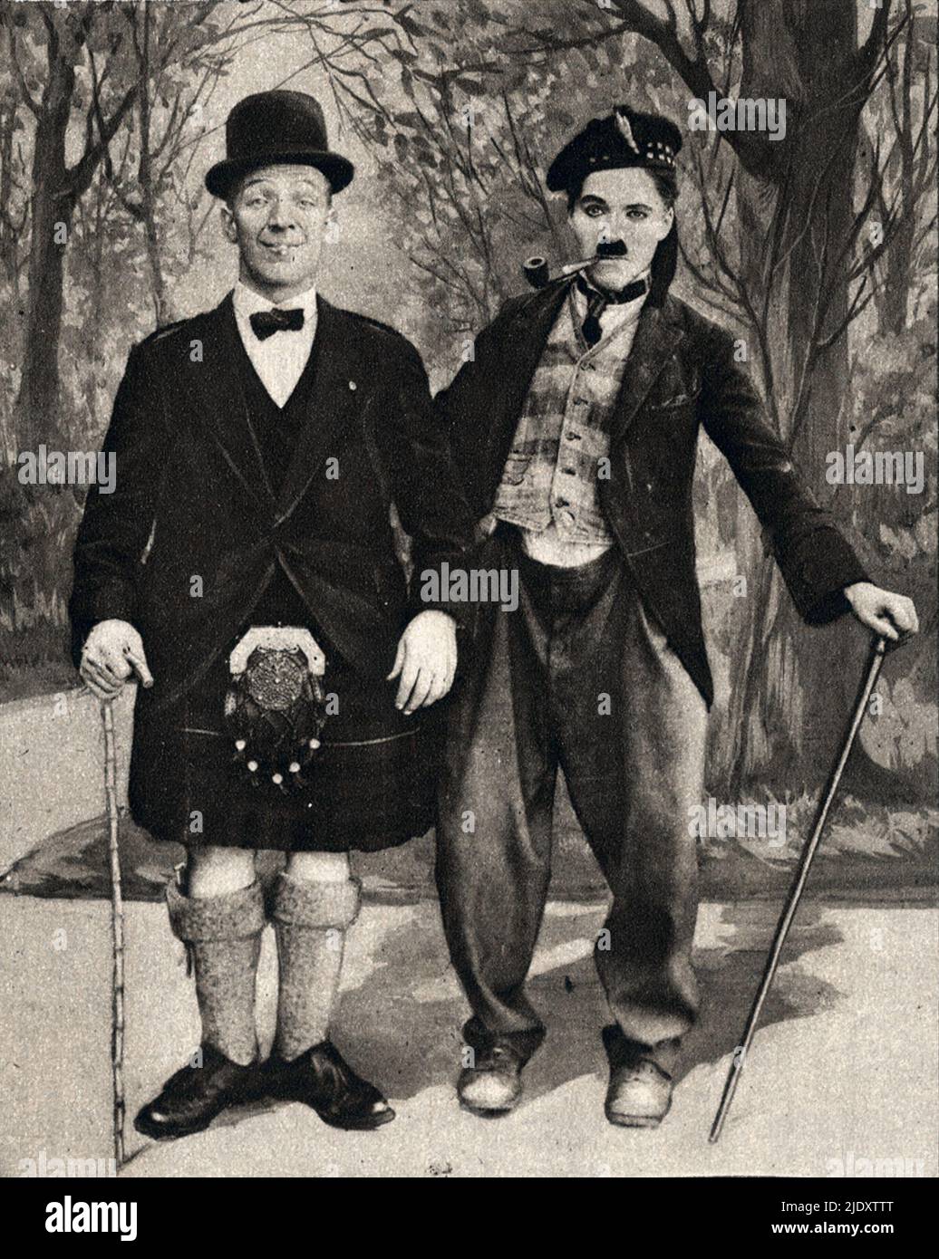 Ein Foto von Harry Lauder (links) und Charlie Chaplin aus dem Jahr 1918 Stockfoto