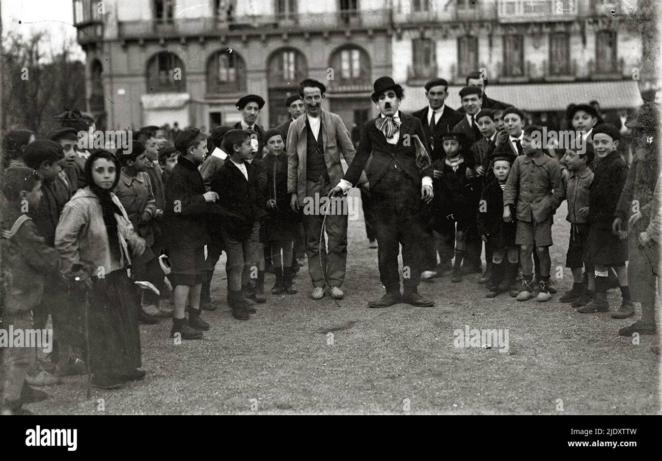 Ein Charlie Chaplin-Imitator und sein Publikum im Jahr 1919 in San Sebastián, Spanien Stockfoto