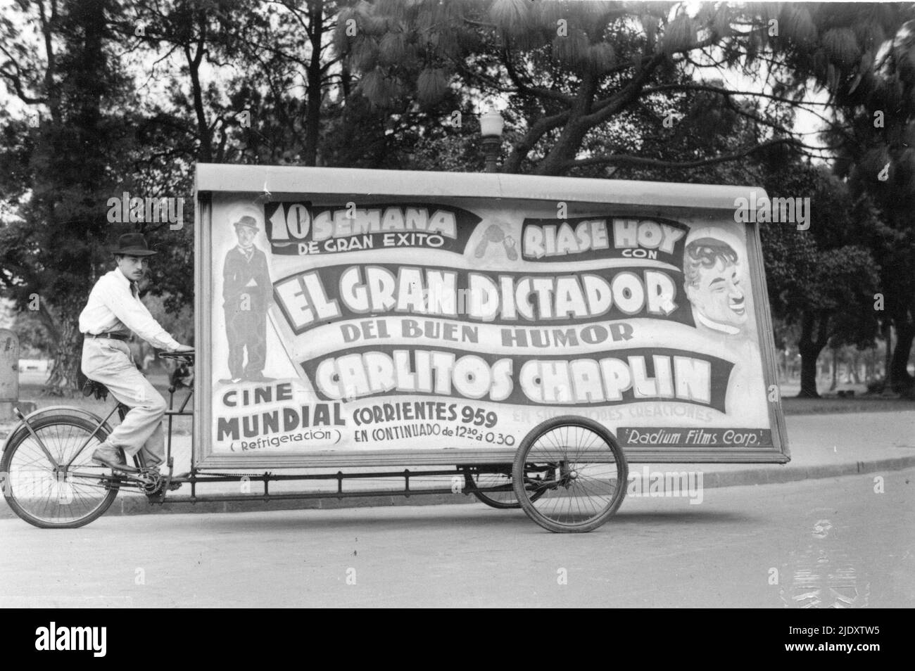 Werbefahrrad in Buenos Aires, Argentinien, aus dem Film der große Diktator aus dem Jahr 1940 mit dem spanischen Titel El gran dictador. Stockfoto