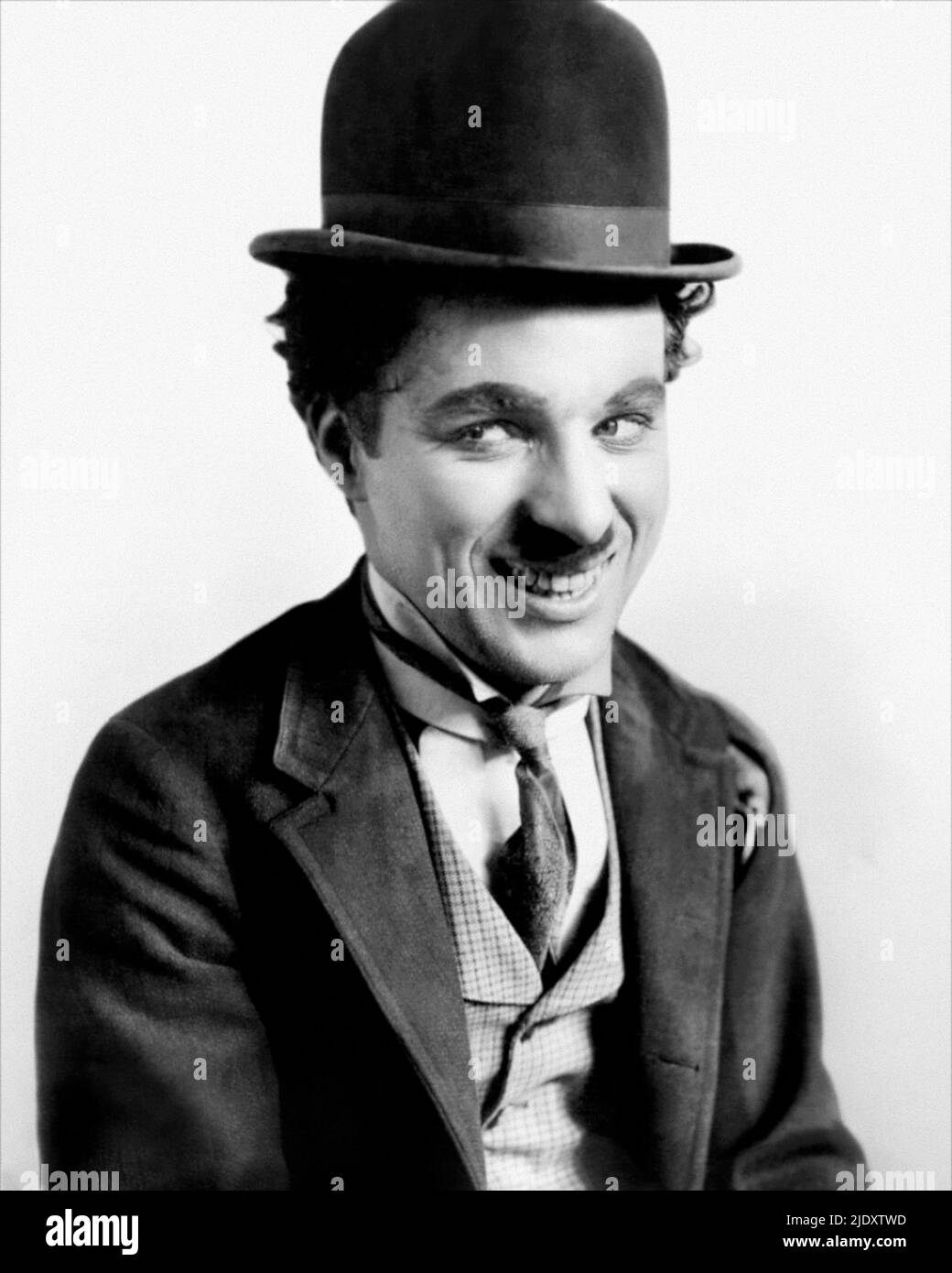 Ein Foto von Charlie Chaplin aus dem Jahr 1915 in der Rolle des Trampers, aufgenommen als er 26 Jahre alt war Stockfoto