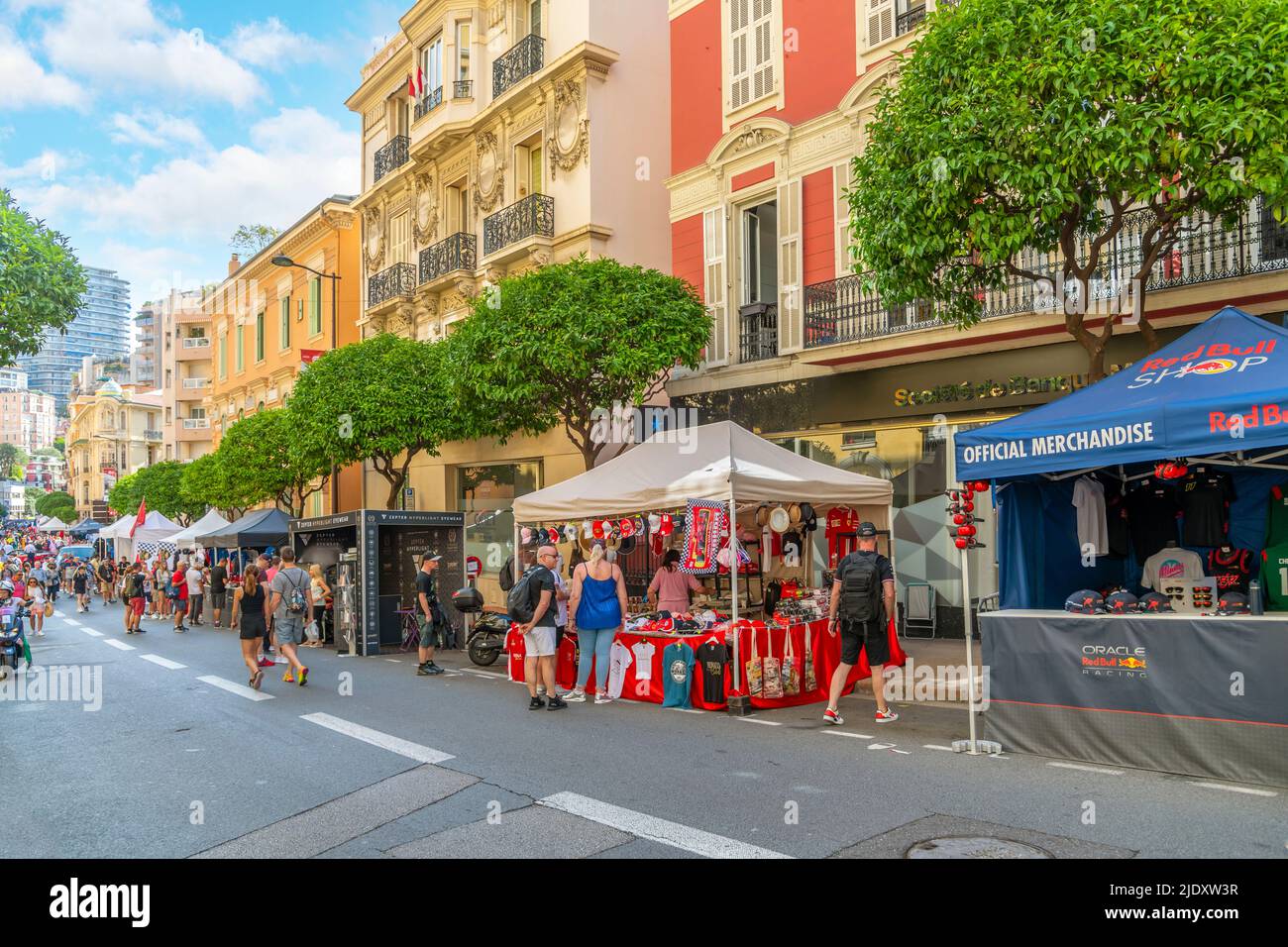 Die Rennbesucher kommen während des Grand Prix von Monaco in Monte Carlo, Monaco, an Ständen vorbei, an denen Rennsport- und Formel-1-Waren verkauft werden. Stockfoto