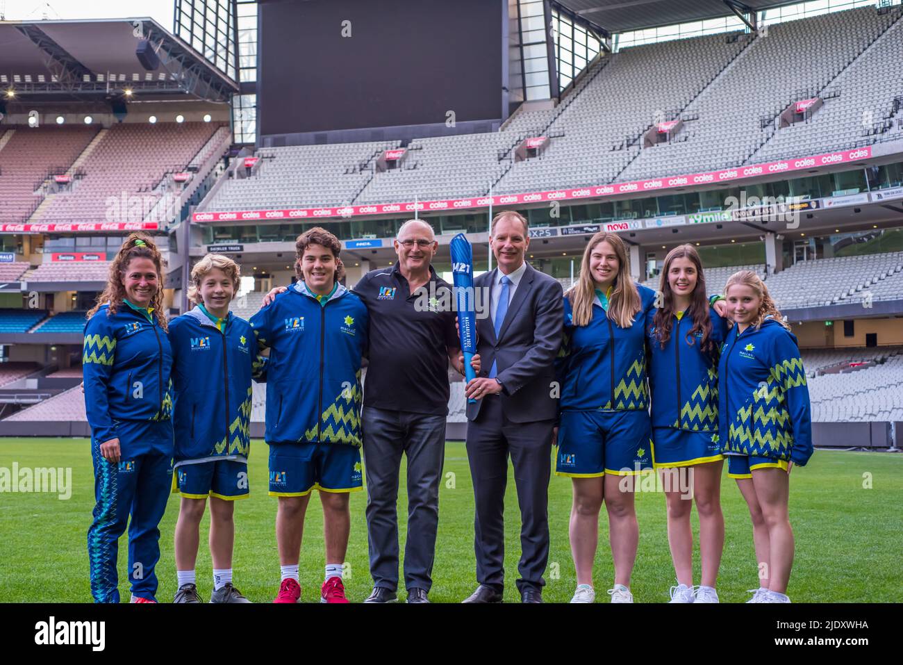 Melbourne, Australien. 20.. Juni 2022. David Southwick (R4) MP, Barry Smorgon (L4) OAM- und Maccabi-Teammitglieder posieren mit M21 - Maccabi Games-Fackel auf dem Melbourne Cricket Ground. Die Fotos wurden bei der Fackel-Fotosession der Maccabi Games auf dem Melbourne Cricket Ground (MCG) in Melbourne aufgenommen. Maccabi Games ist eine vierfache jüdische Sportveranstaltung, die die drittgrößte Multisportveranstaltung der Welt ist. Kredit: SOPA Images Limited/Alamy Live Nachrichten Stockfoto