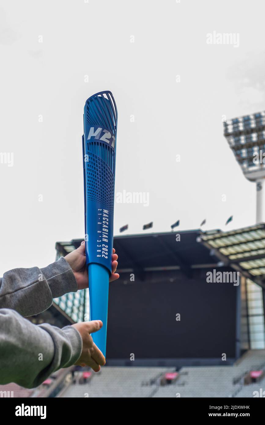 Melbourne, Australien. 20.. Juni 2022. Die Fackel der M21 Maccabi Games wird mit einer Stadionleinwand im Hintergrund auf dem Melbourne Cricket Ground gehalten. Die Fotos wurden bei der Fackel-Fotosession der Maccabi Games auf dem Melbourne Cricket Ground (MCG) in Melbourne aufgenommen. Maccabi Games ist eine vierfache jüdische Sportveranstaltung, die die drittgrößte Multisportveranstaltung der Welt ist. Kredit: SOPA Images Limited/Alamy Live Nachrichten Stockfoto