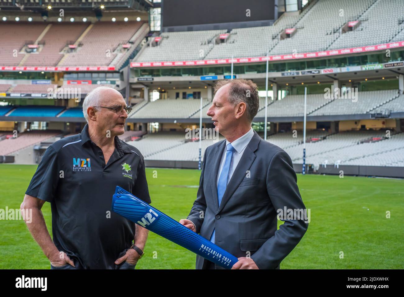 Melbourne, Australien. 20.. Juni 2022. Barry Smorgon (L) OAM, Präsident von Maccabi Australia, und David Southwick (R), Parlamentsabgeordneter des Landes, sprechen im Rahmen der Fackel für die Maccabi Games M21. Die Fotos wurden bei der Fackel-Fotosession der Maccabi Games auf dem Melbourne Cricket Ground (MCG) in Melbourne aufgenommen. Maccabi Games ist eine vierfache jüdische Sportveranstaltung, die die drittgrößte Multisportveranstaltung der Welt ist. Kredit: SOPA Images Limited/Alamy Live Nachrichten Stockfoto