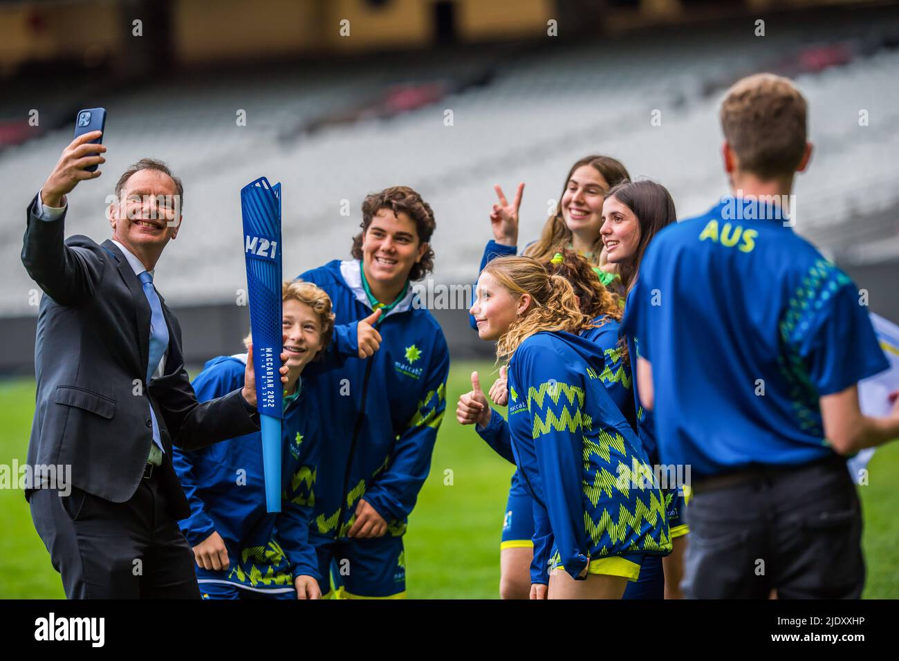 Melbourne, Australien. 20.. Juni 2022. David Southwick (L), Mitglied des Victorian State Parliament, sah ein Selfie mit australischen Maccabi-Teammitgliedern im MCG-Stadion mit der Fackel der M21-Maccabi Games. Die Fotos wurden bei der Fackel-Fotosession der Maccabi Games auf dem Melbourne Cricket Ground (MCG) in Melbourne aufgenommen. Maccabi Games ist eine vierfache jüdische Sportveranstaltung, die die drittgrößte Multisportveranstaltung der Welt ist. (Foto: Alexander Bogatirev/SOPA Images/Sipa USA) Quelle: SIPA USA/Alamy Live News Stockfoto