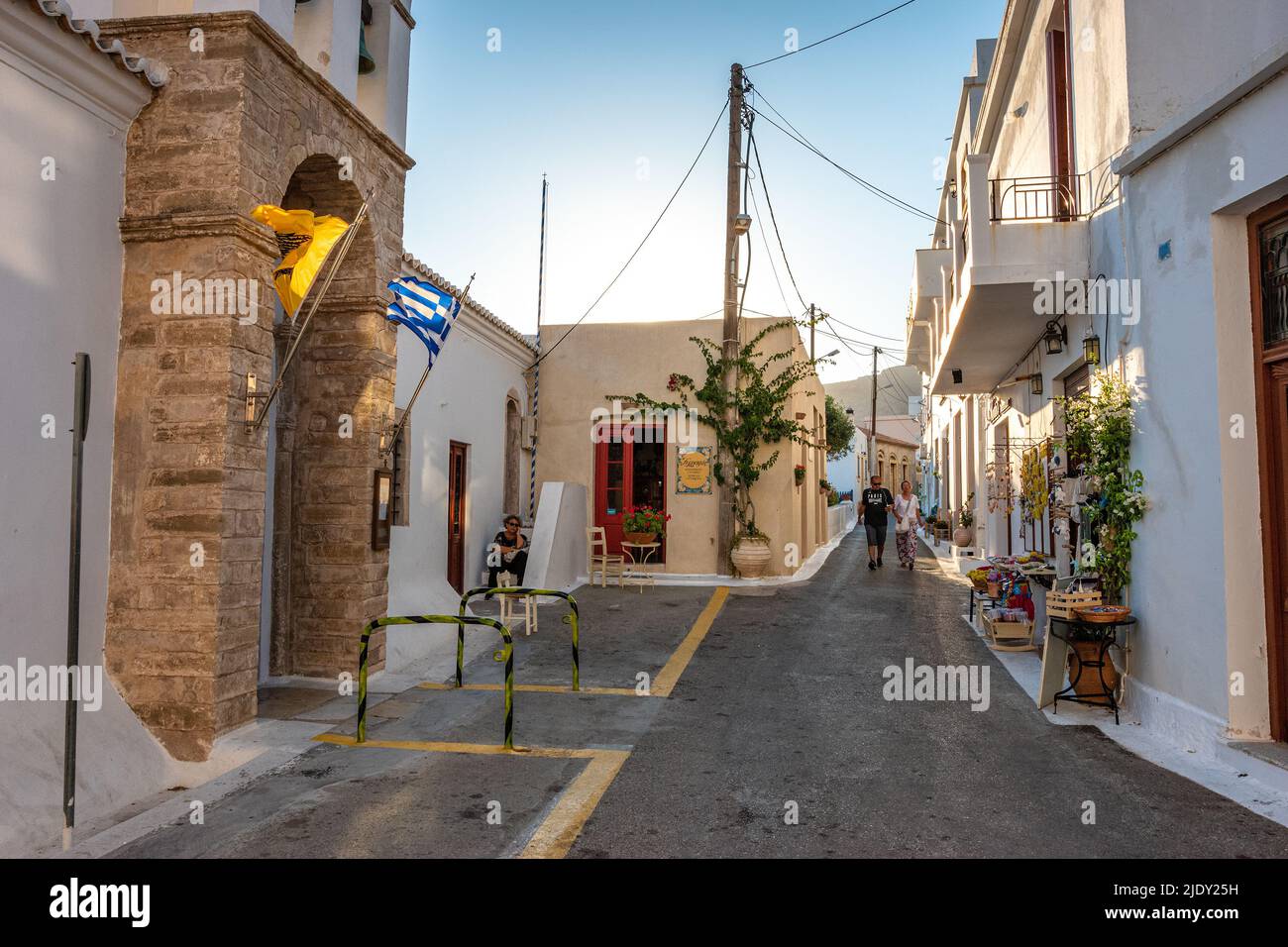 Architektonische Gebäude mit Menschen zu Fuß durch die Straßen des Dorfes Chora in Kythira Insel, Griechenland. Stadtfotografie des malerischen Chora Stockfoto