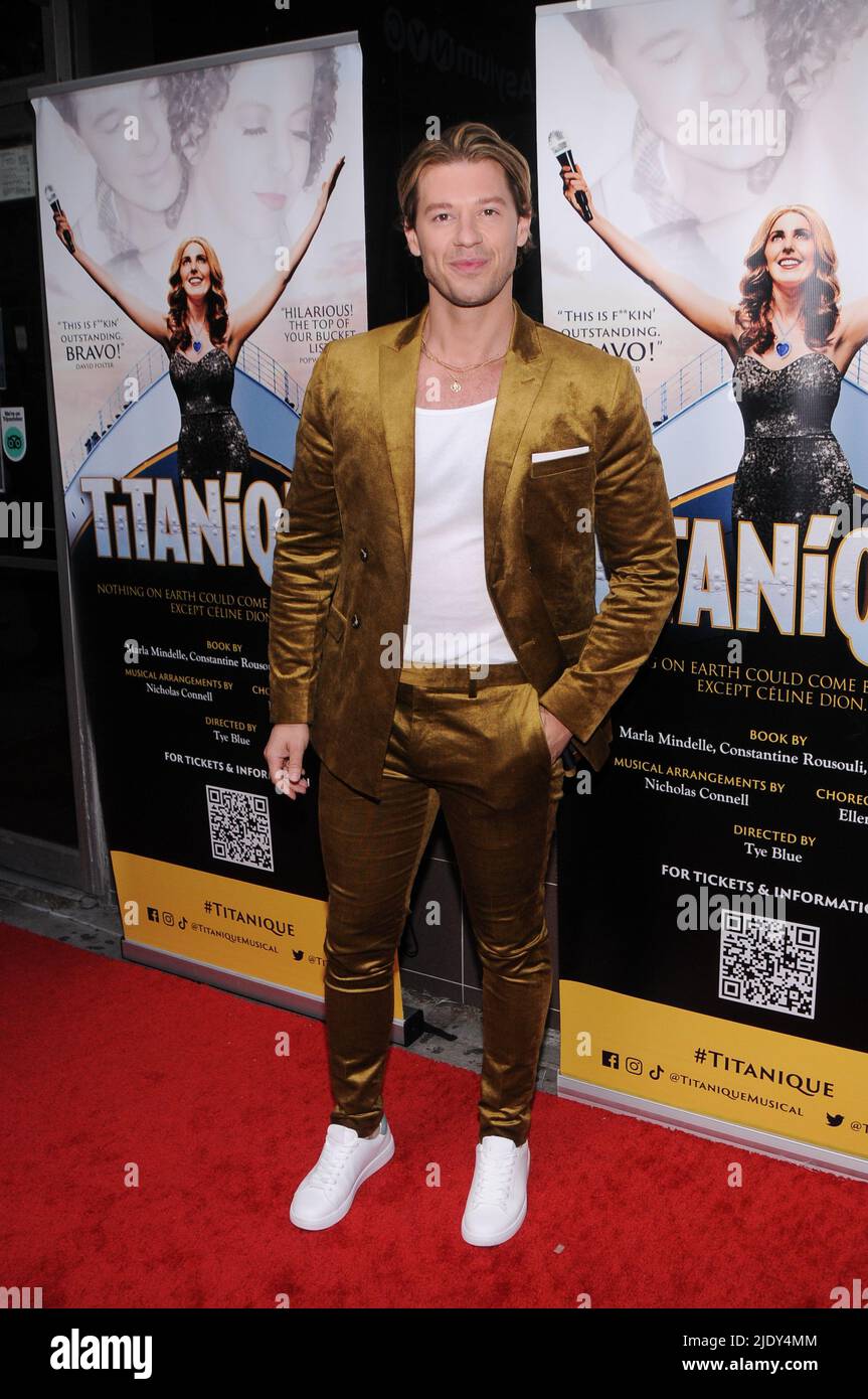 New York, Usa. 23.. Juni 2022. Constantine Rousouli nimmt an der Eröffnungsnacht „Titanique the Musical“ im Asylum Theatre in New York City Teil. (Foto von Efren Landaos/SOPA Images/Sipa USA) Quelle: SIPA USA/Alamy Live News Stockfoto