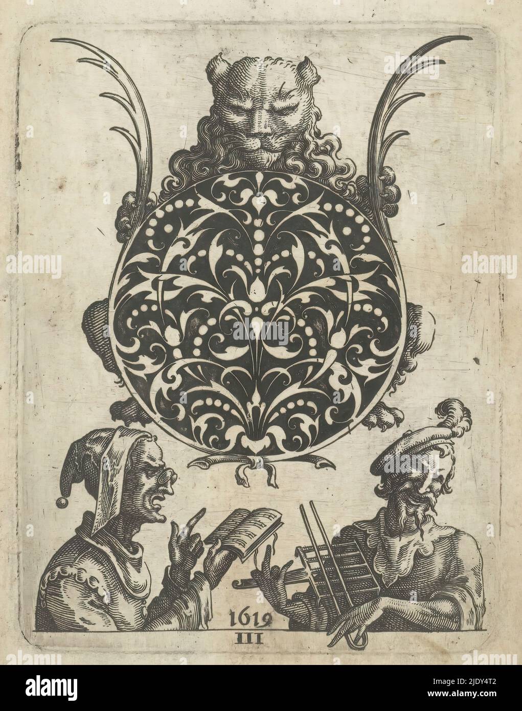 Schwarzes Ornament mit Löwen und Musikern, Schwarze Ornamente (Serientitel), rundes schwarzes Ornament, gehalten von einem Löwen mit Palmblättern. Unten zwei Musiker: Links ein Sänger mit dummer Mütze und Brille; rechts ein Mann mit gefiederter Baskenmütze. Er spielt mit einer Zange auf einem Gitter. Unten mit III nummeriert. Der Druck ist Teil eines Albums., Druckerei: Jean Toutin, Verlag: Jean Toutin, Châteaudun, 1619, Papier, Gravur, Höhe 106 mm × Breite 78 mm Stockfoto