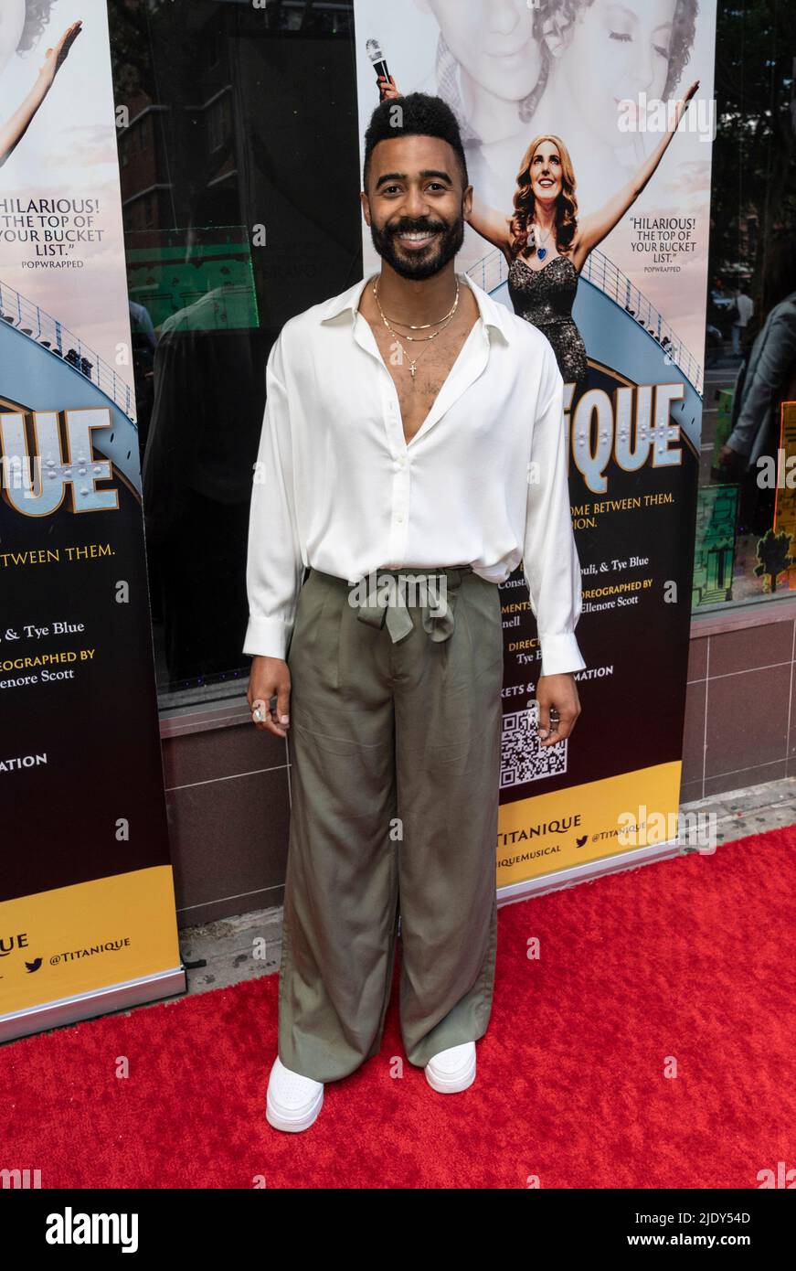 New York, NY - 23. Juni 2022: Dimitri Moise nimmt an der Eröffnungsnacht des Musicals Titanique im Asylum Theatre Teil Stockfoto
